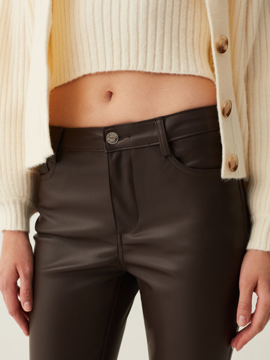 Pantaloni cropped skinny fit effetto lucido_3