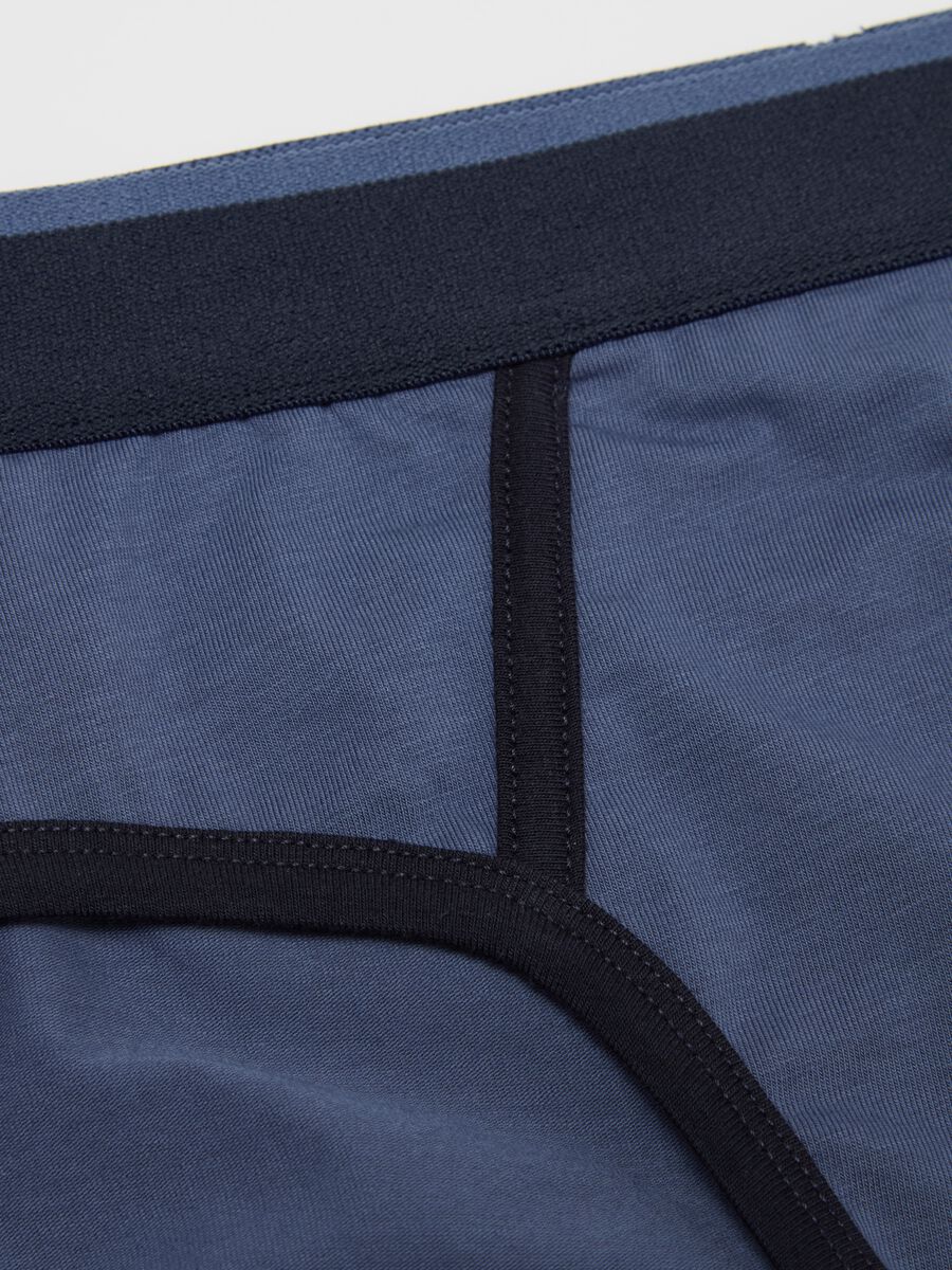 Stretch briefs with contrasting details_5