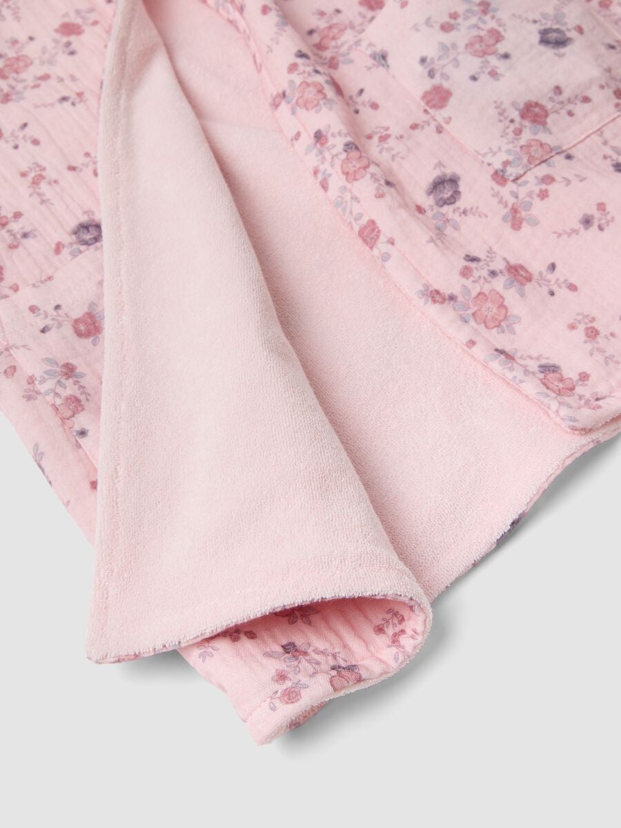 Accappatoio rosa in puro cotone organico con fantasia floreale per neonata_3