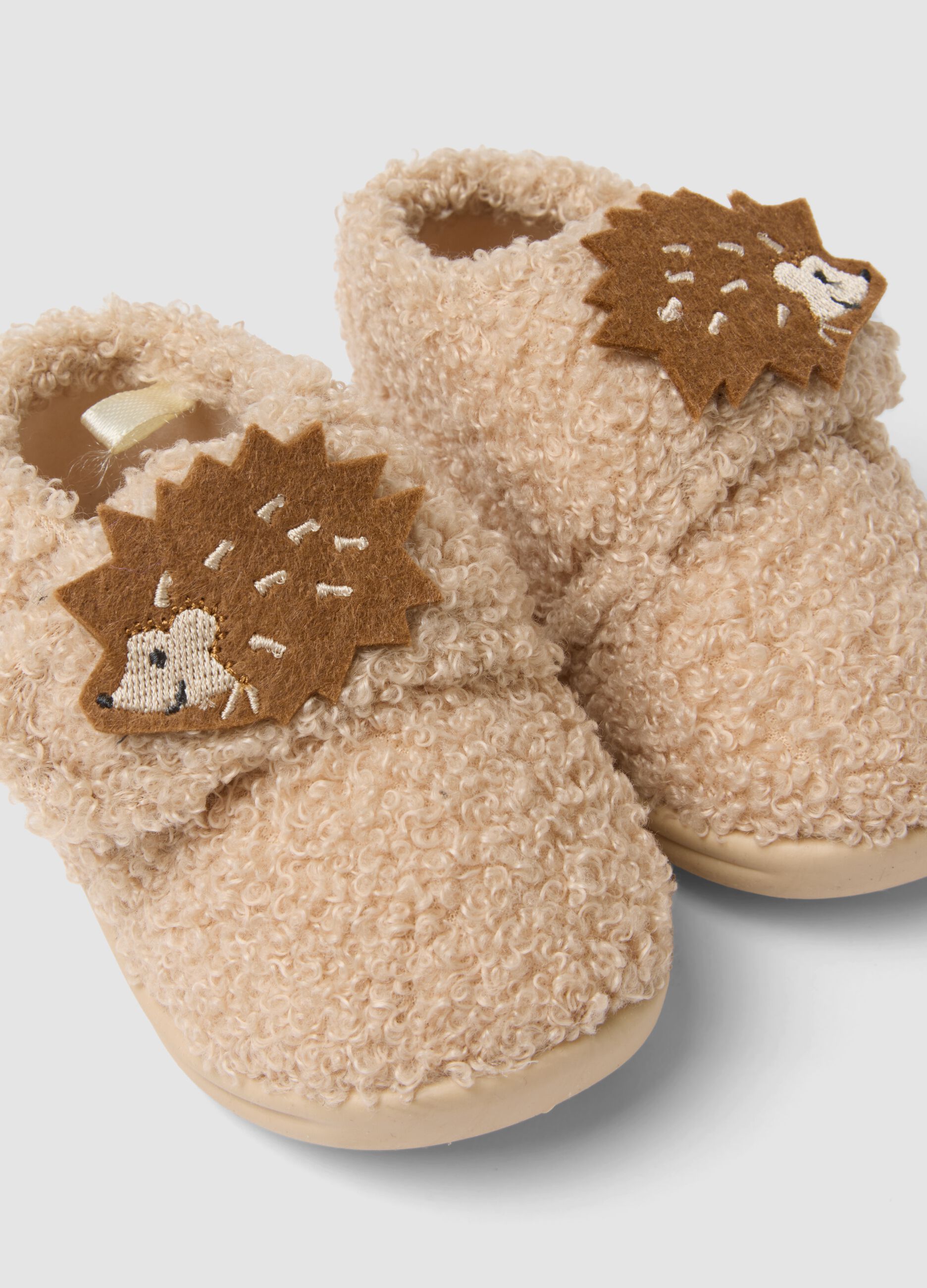 Scarpine beige da casa con riccio applicato
