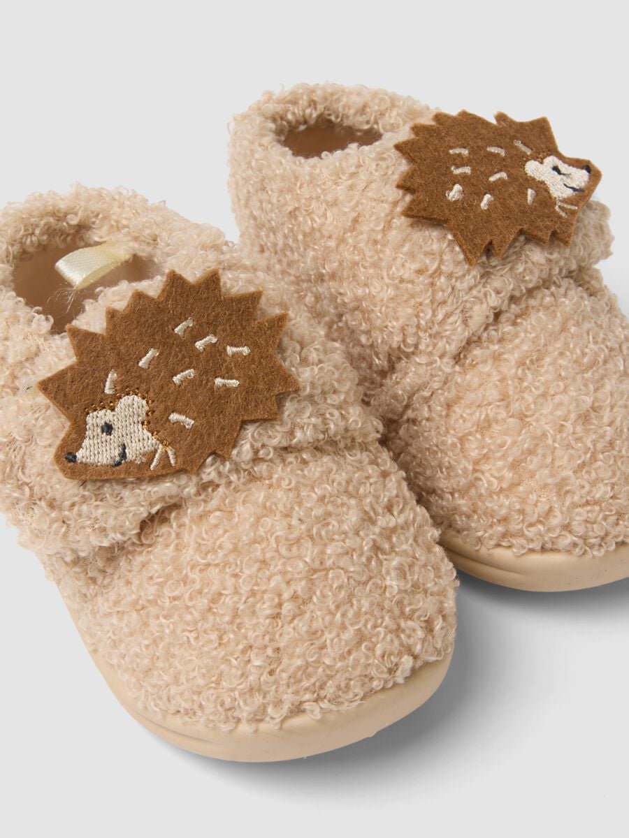 Scarpine beige da casa con riccio applicato_1