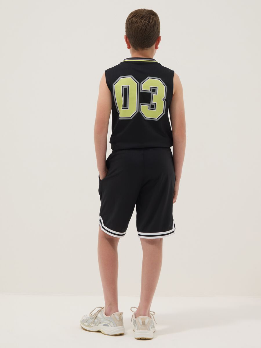 Pantaloni corti sportivi neri da ragazzo oversize fit con coulisse_1