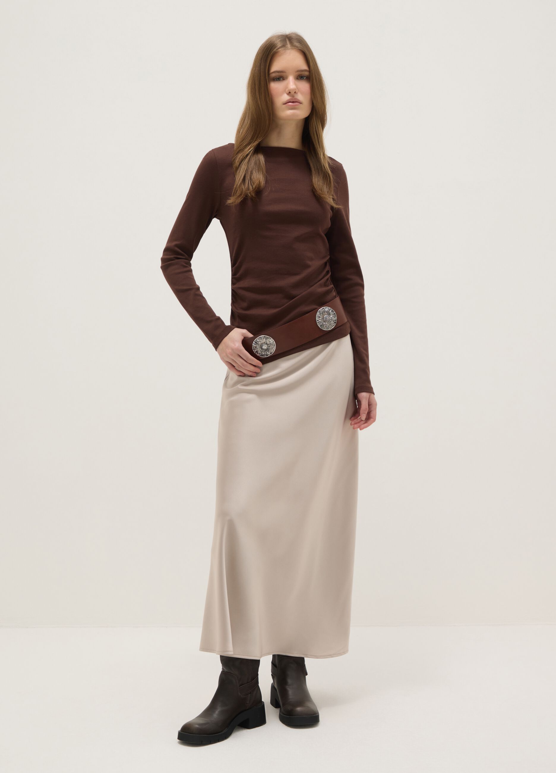Beige satin skirt with regular fit and elastic waist