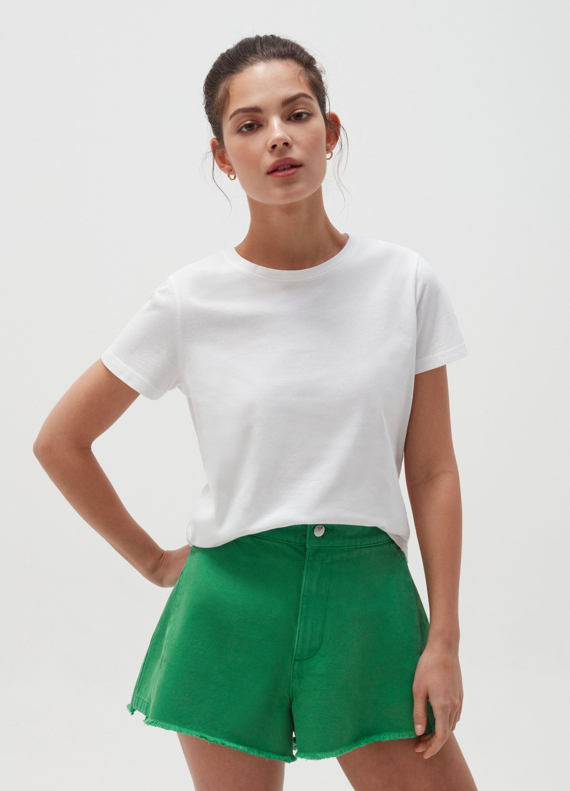 Shorts in denim con orlo sfrangiato_0