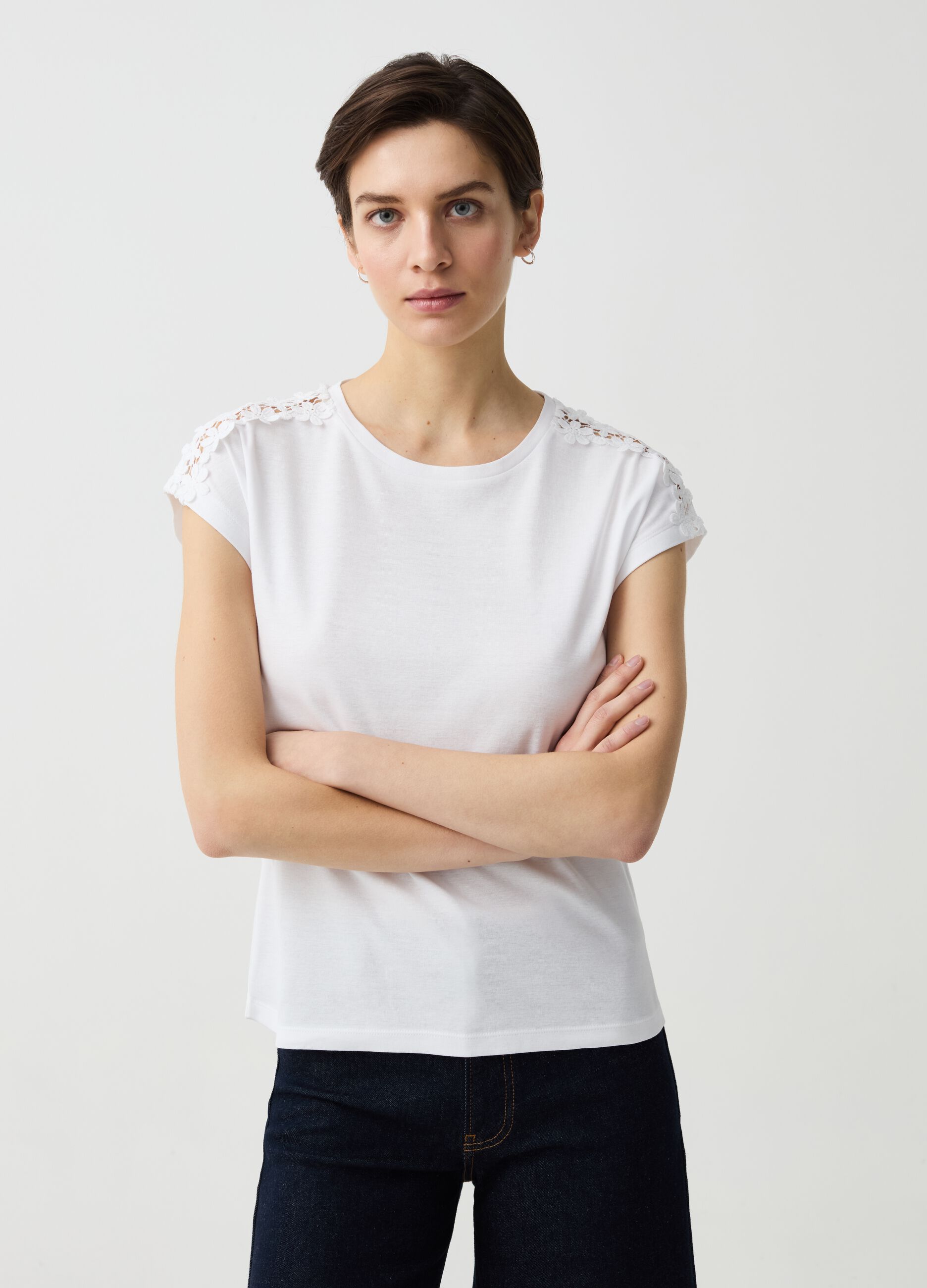 T-shirt con applicazione in pizzo floreale