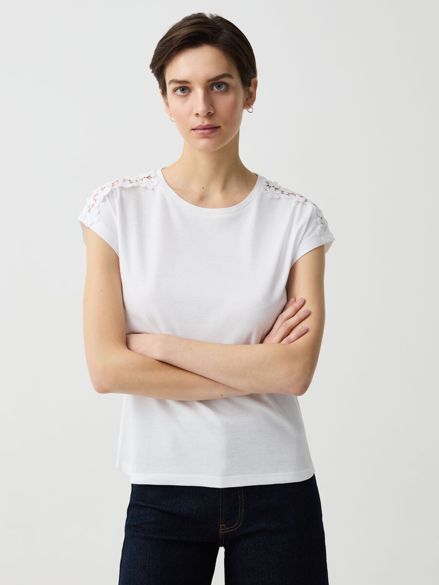 T-shirt con applicazione in pizzo floreale_0