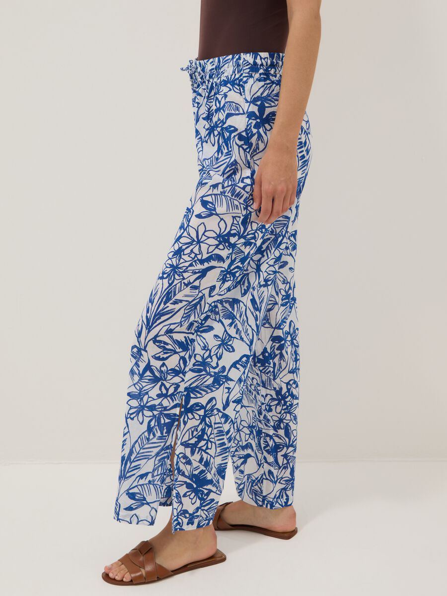 Pantaloni blu e bianchi in cotone organico con stampa floreale_3