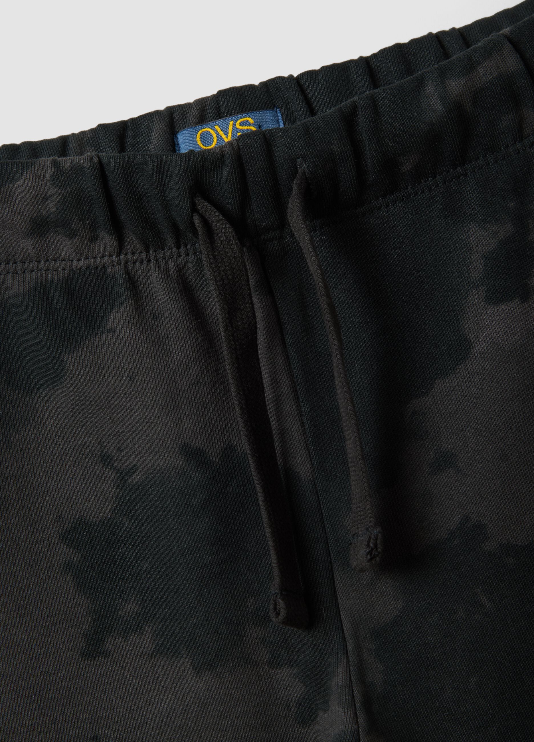 Pantaloni jogger neri in puro cotone con stampa sfumata per ragazzo