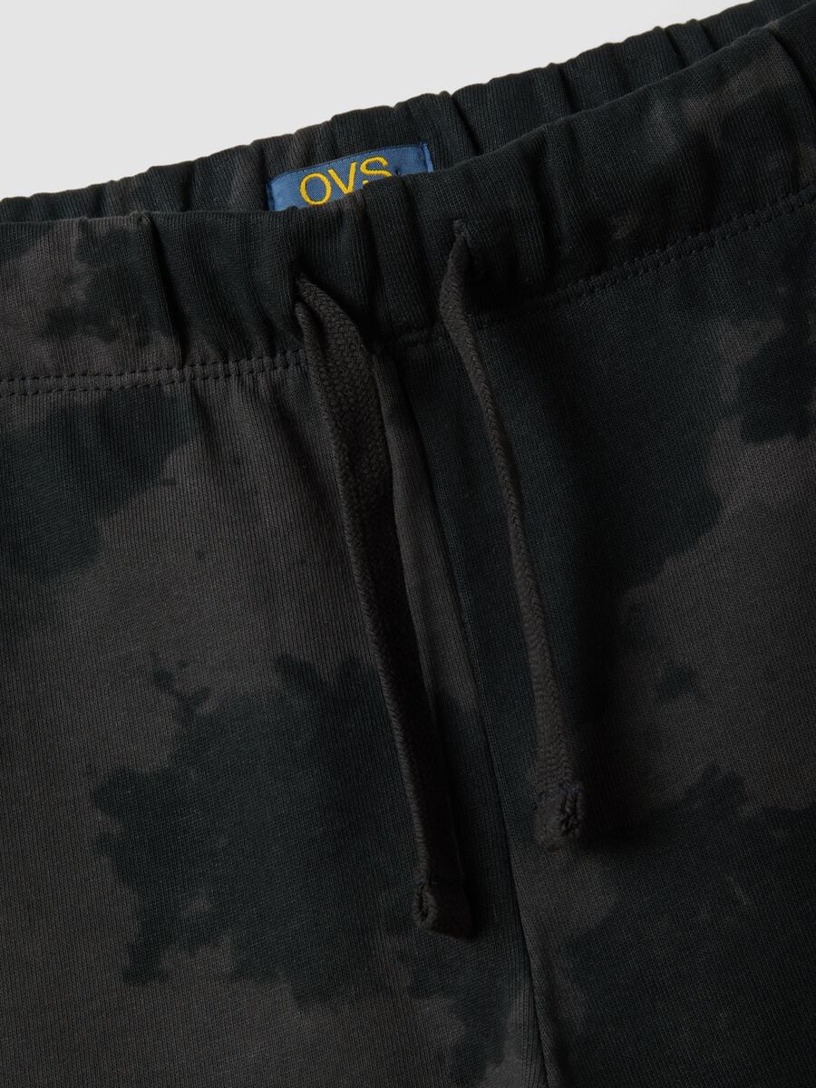 Pantaloni jogger neri in puro cotone con stampa sfumata per ragazzo_5