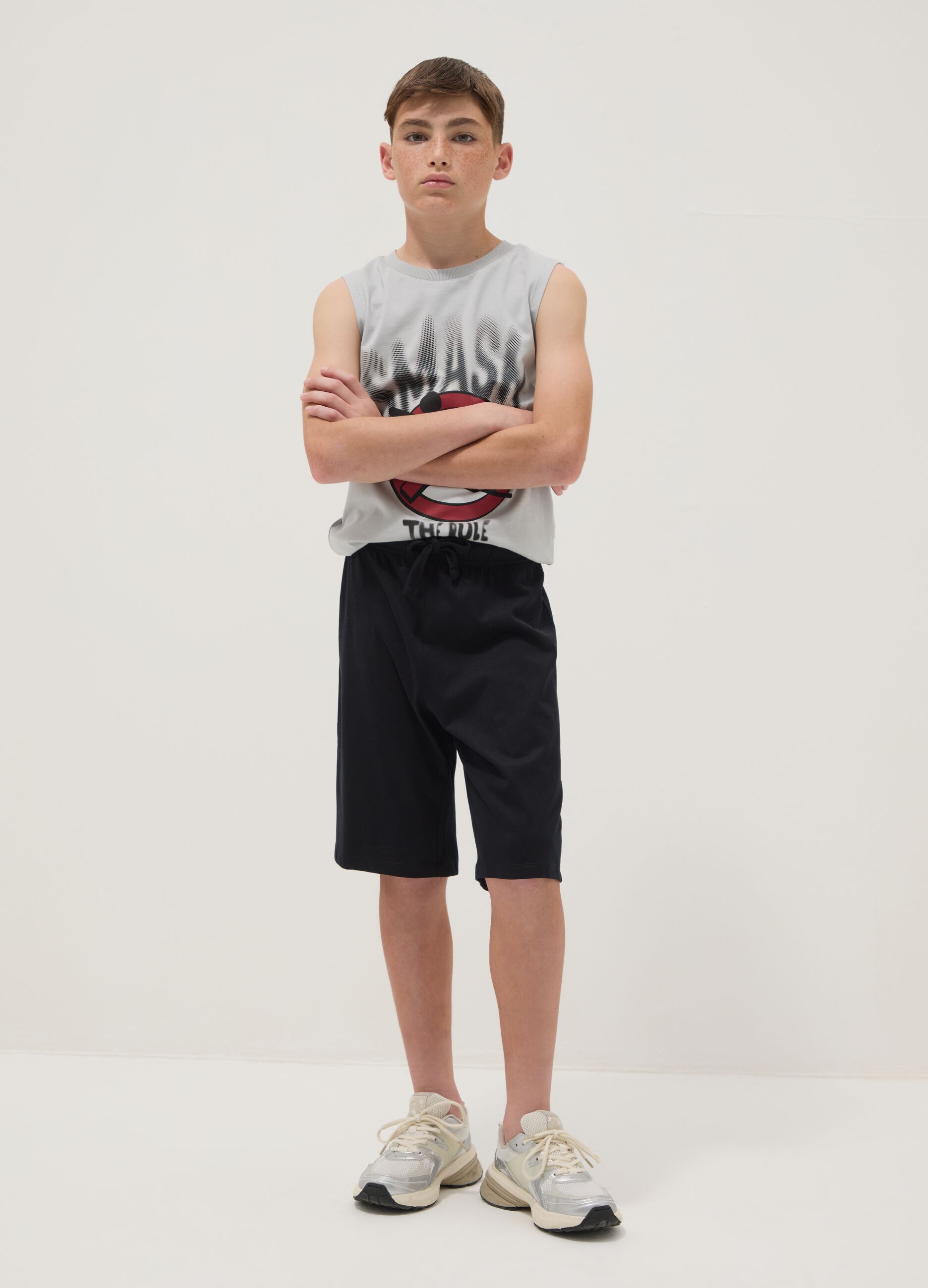 Boys&rsquo; black regular-fit shorts in 100% organic cotton