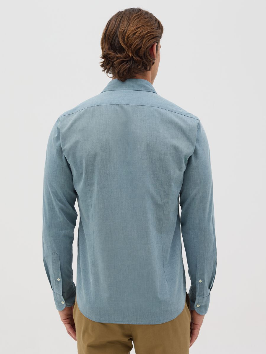 Camicia slim fit in blu chambray_2