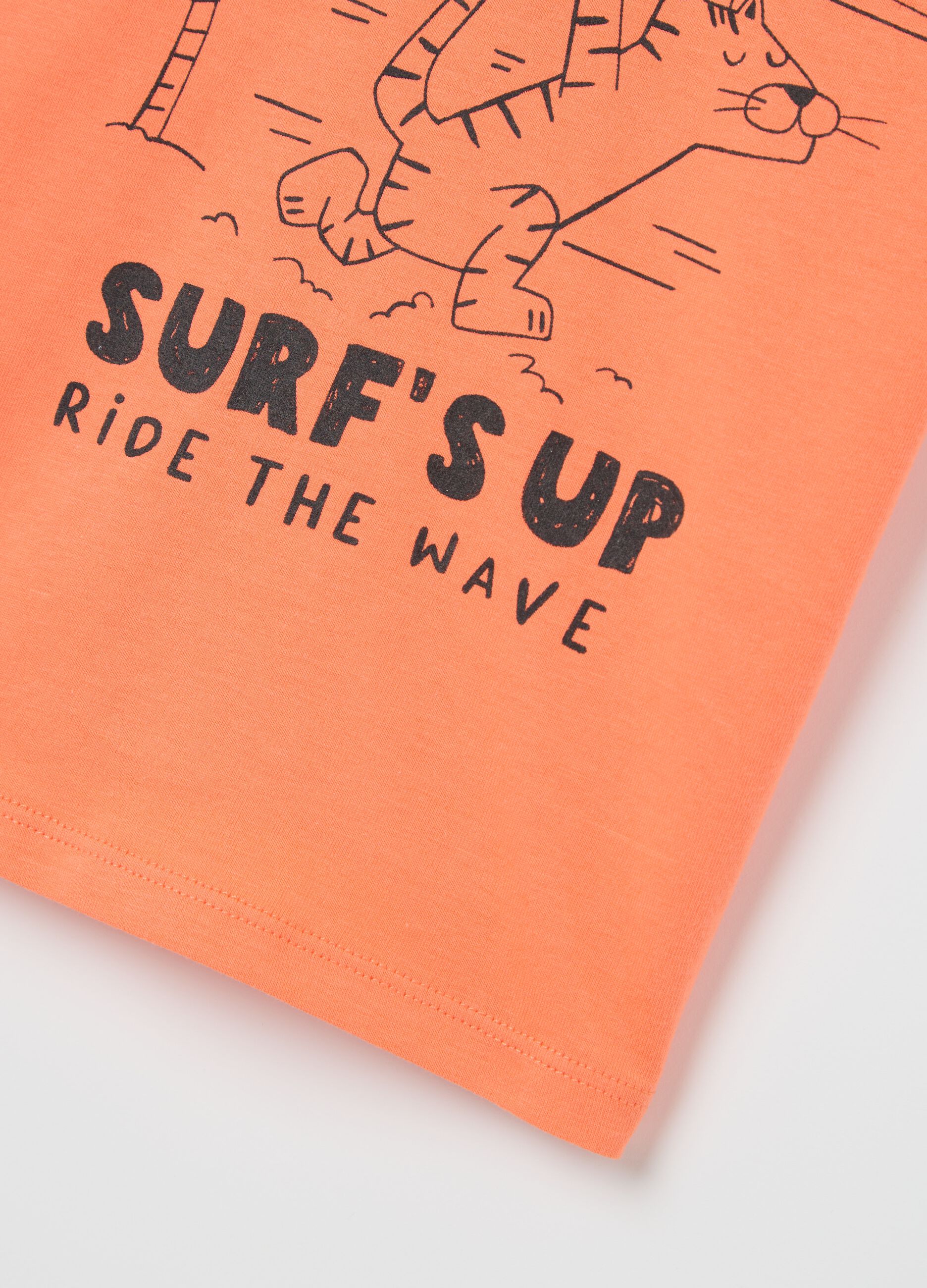 Cotton T-shirt with "Surf's Up - Ride the Wave" print