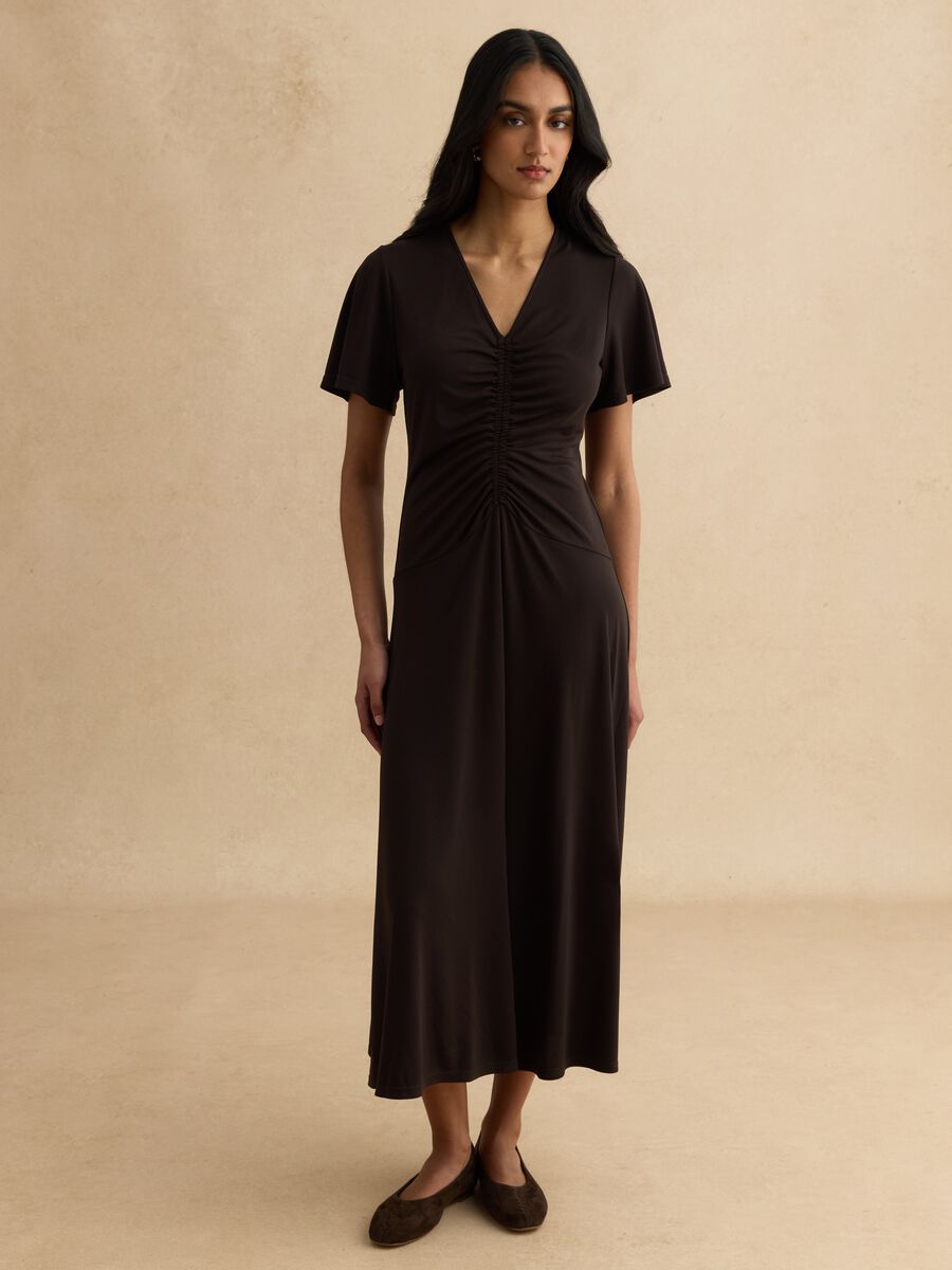 Abito nero con scollo a V arricciato_0