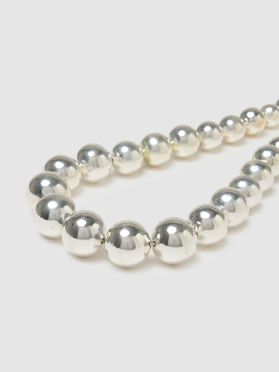 Grey silver necklace with shiny pearls_2