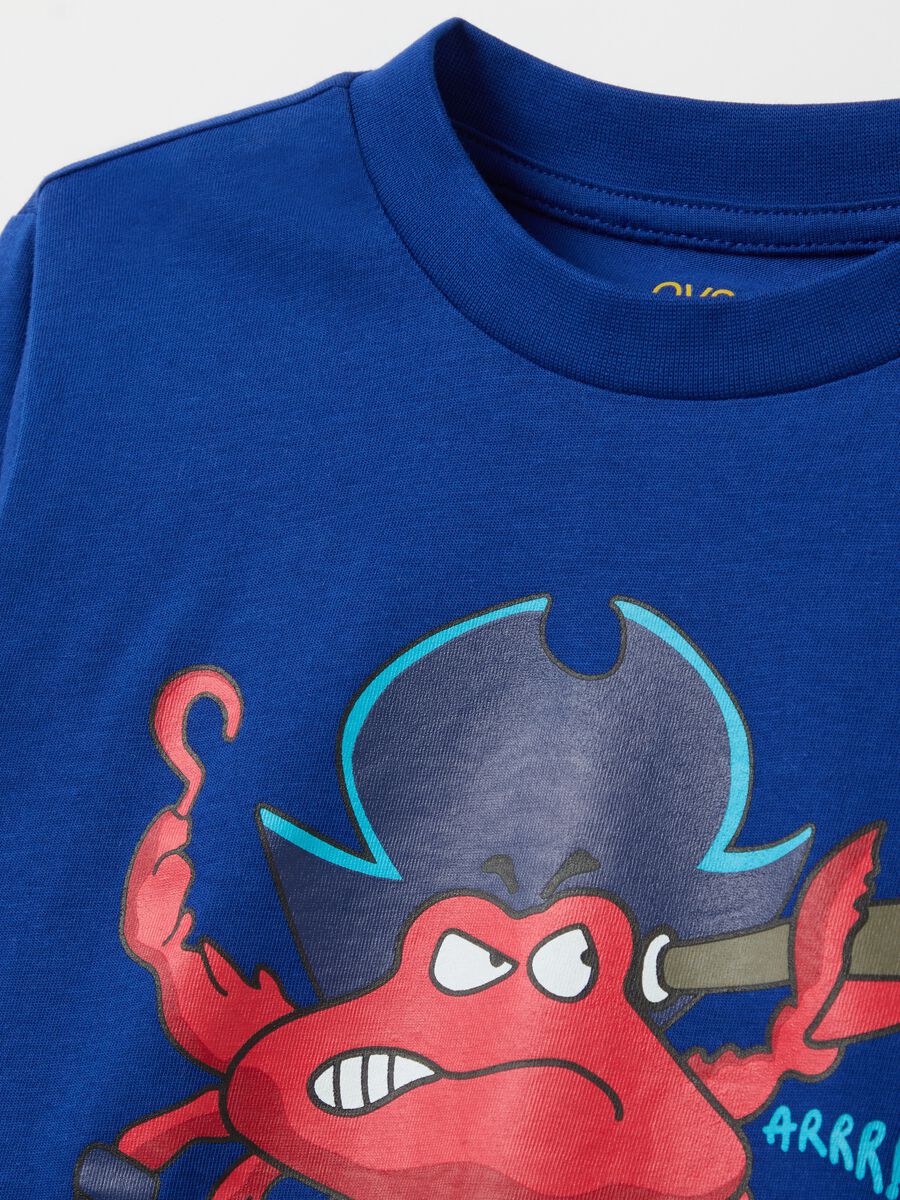 T-shirt with long sleeves and "Crabby the Captain” print_2