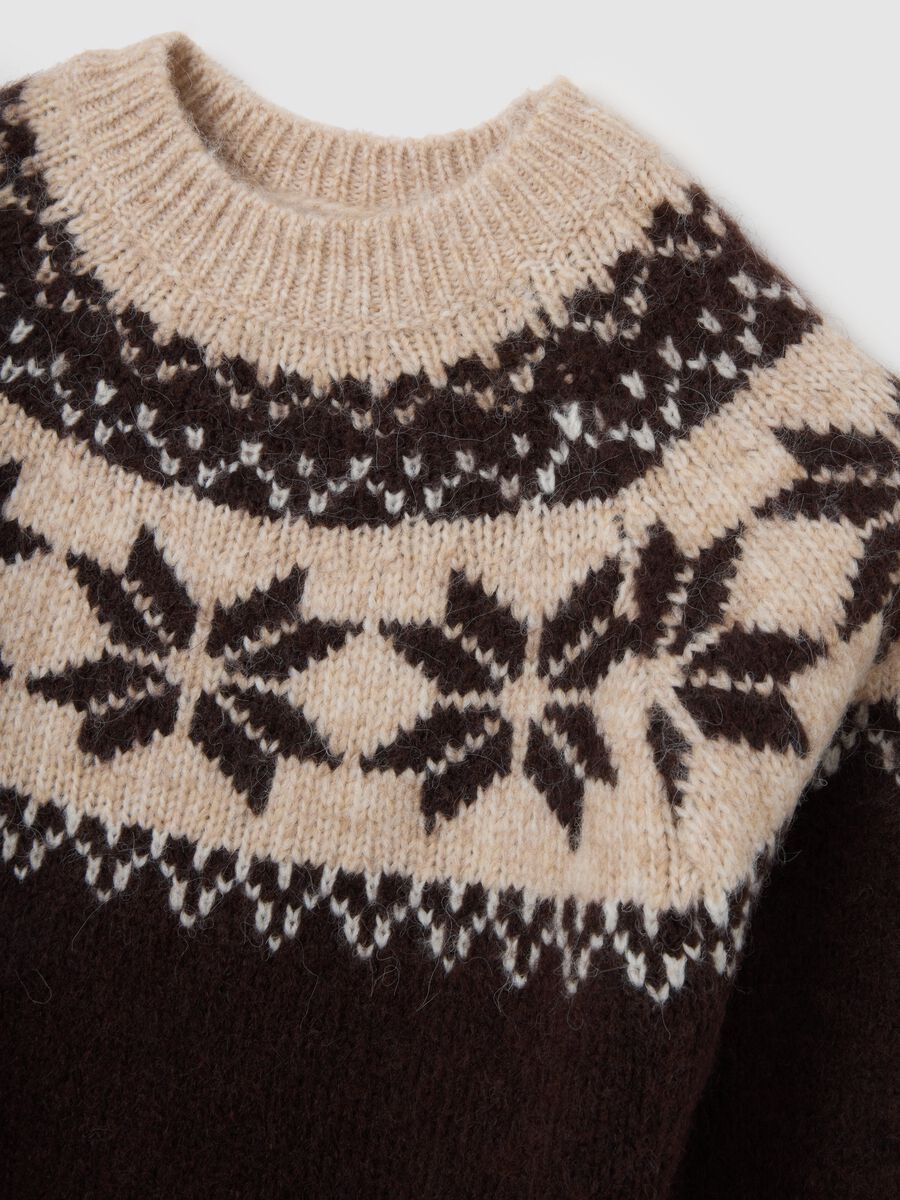 Brown Sweater with Star Pattern_5