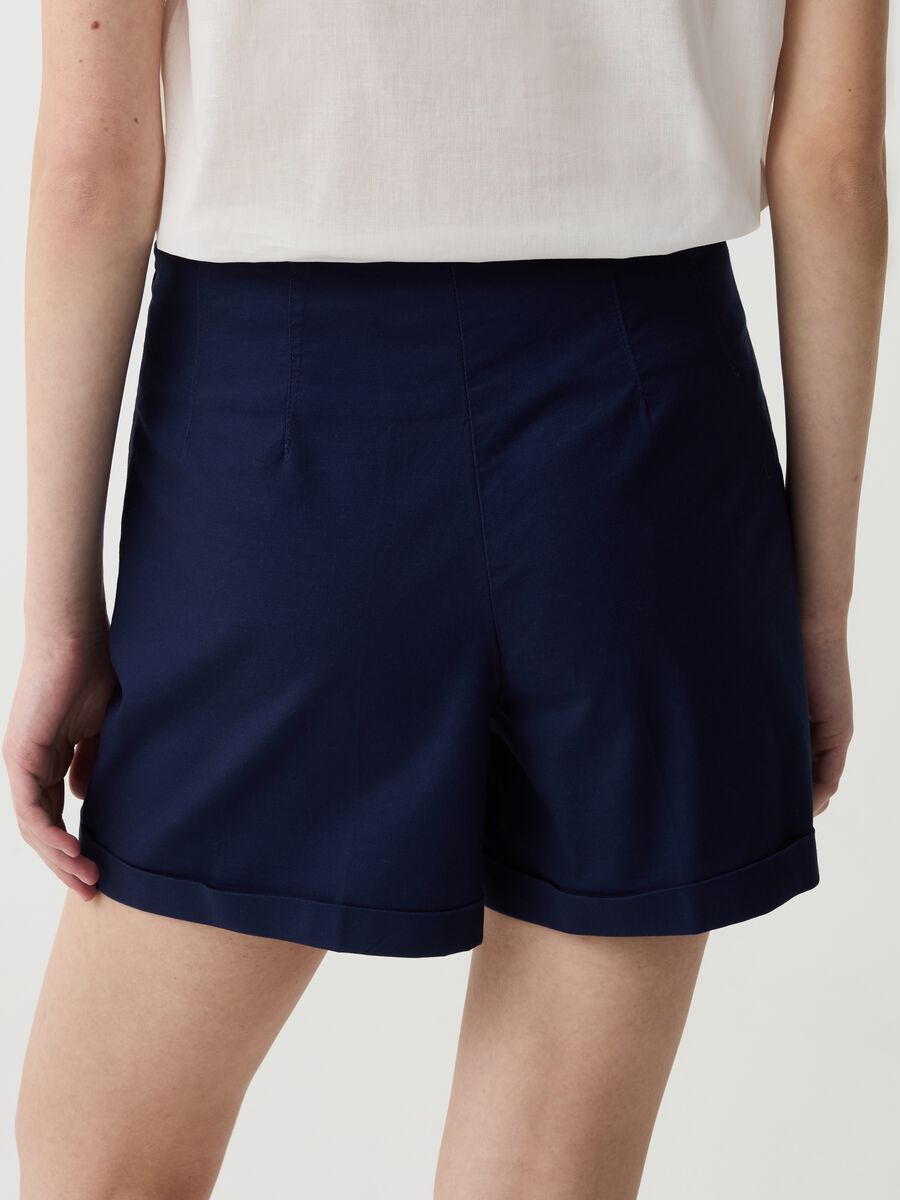 Shorts in cotone stretch con risvolti_1