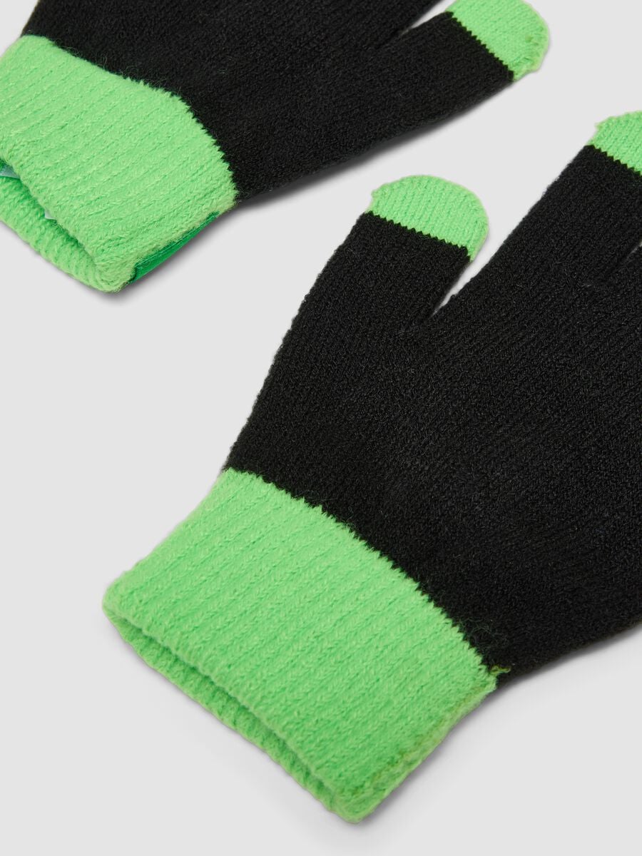 Black and green Minecraft print gloves_1