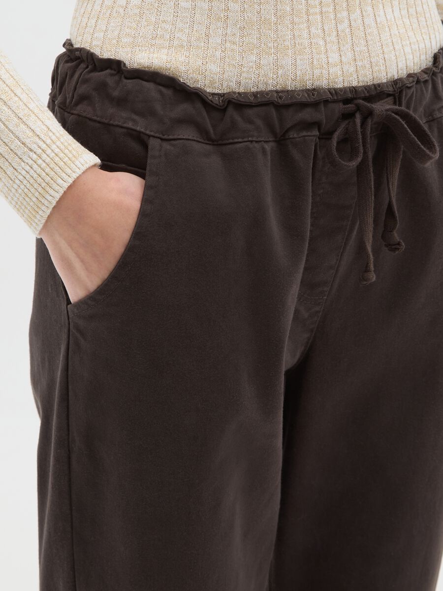 Pantaloni marroni con vita elasticizzata e coulisse_3