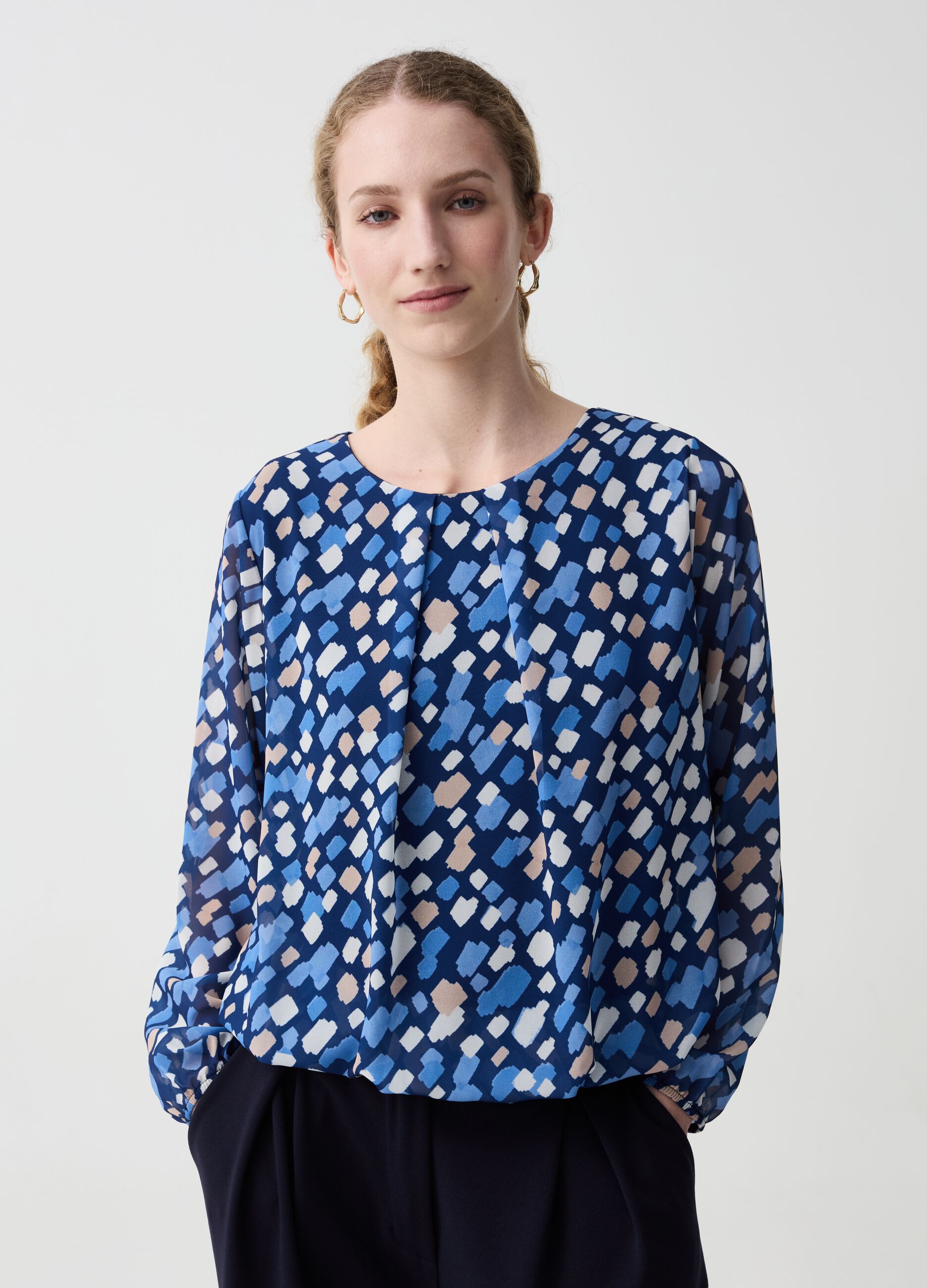 Blouse with long sleeves and pattern