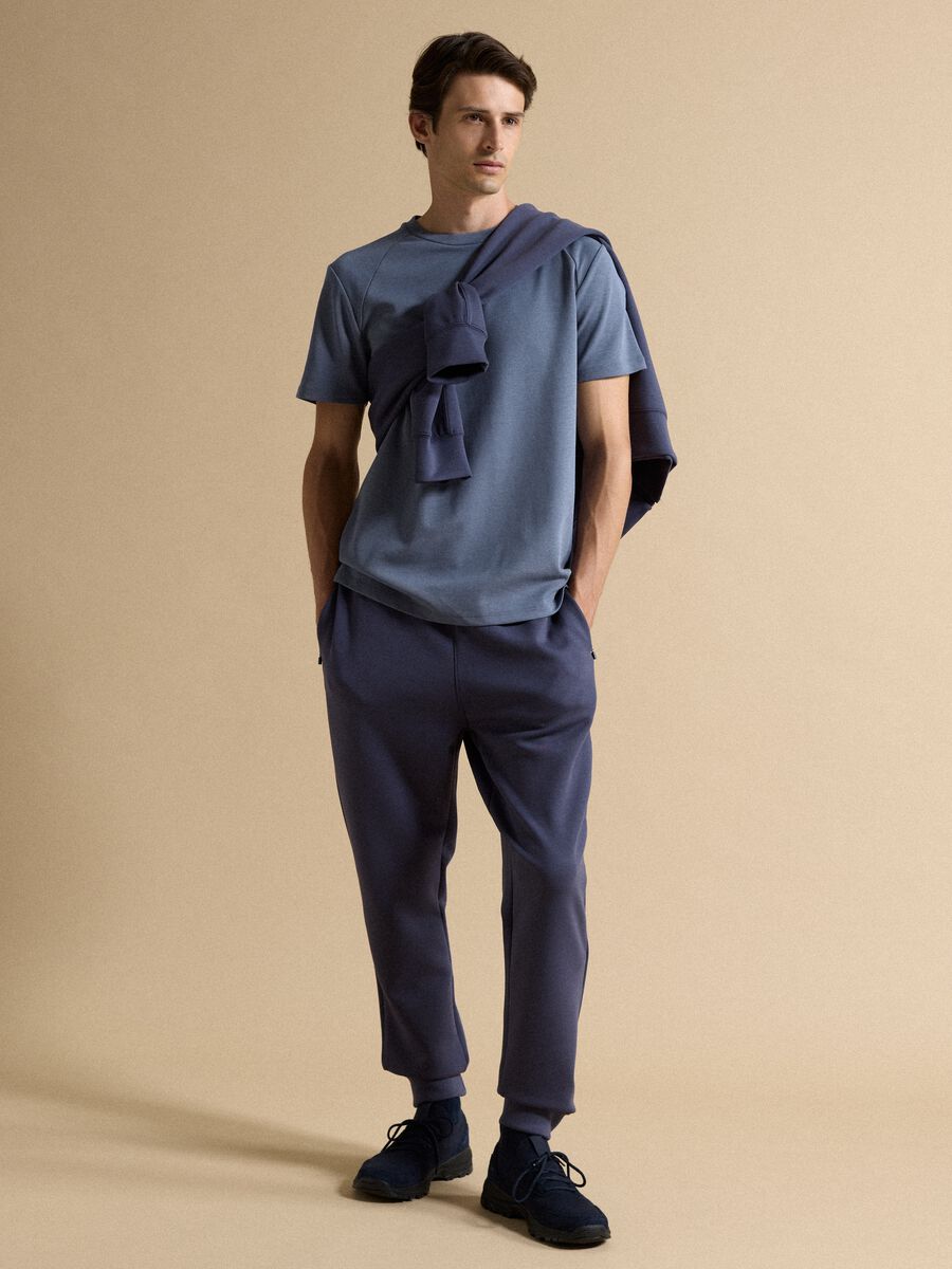 T-shirt grigia in misto cotone traspirante e ad asciugatura rapida_2