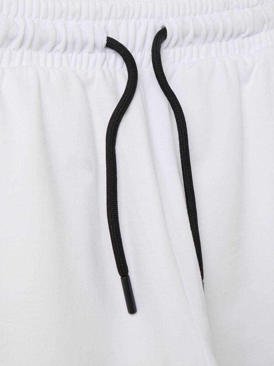 White shorts with Maui logo_3