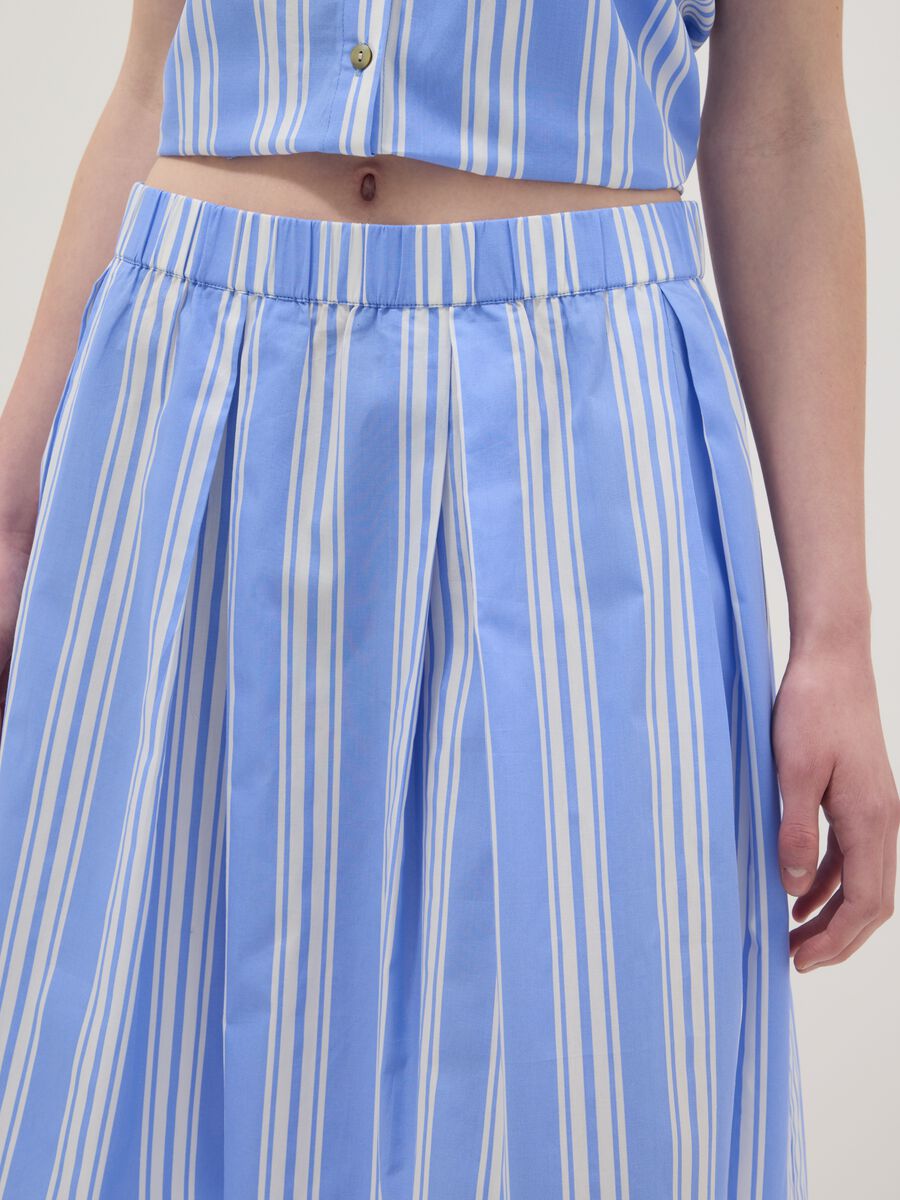 Gonna midi azzurra a righe in puro cotone_3