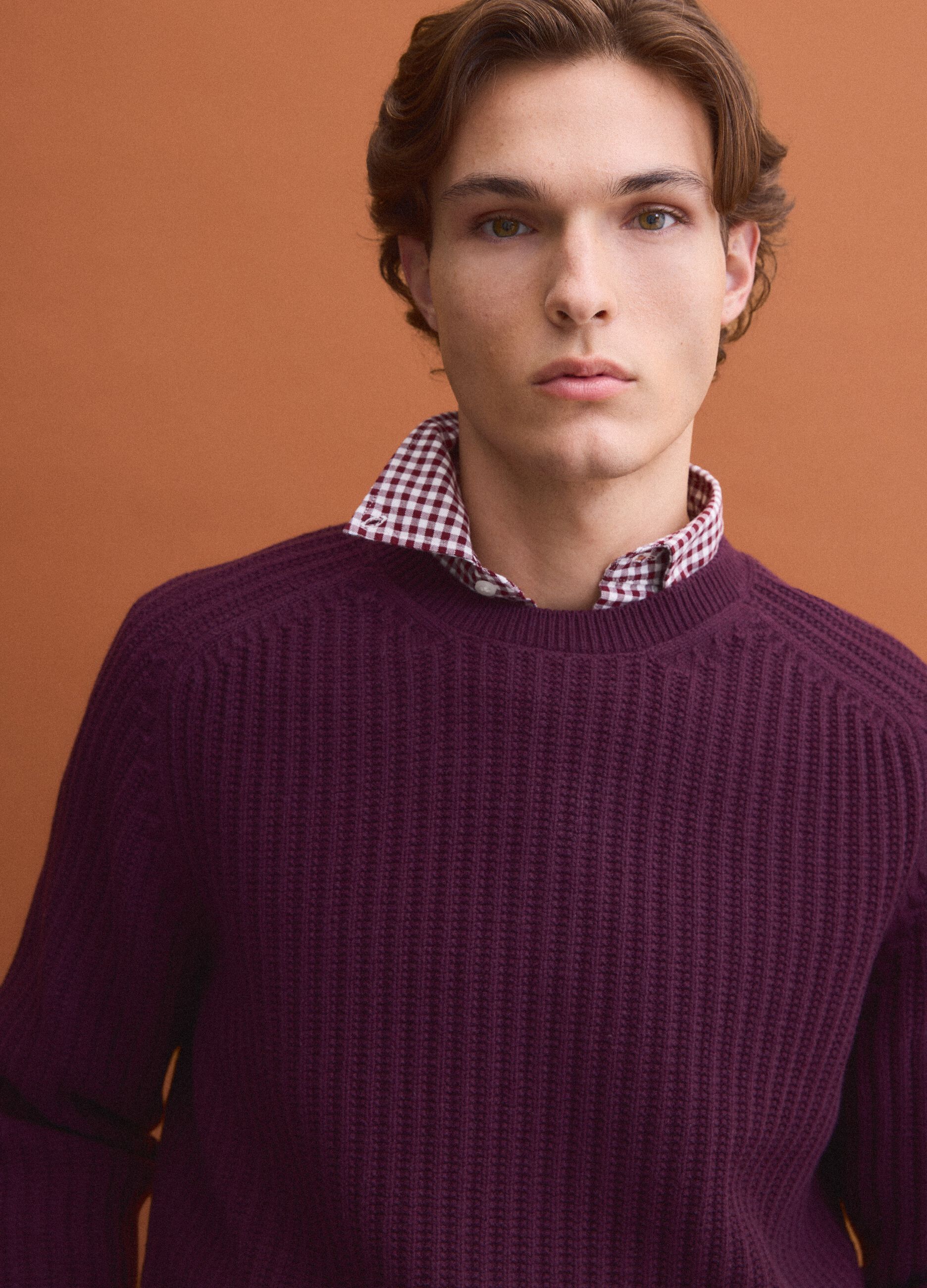 Maglia viola in misto cotone a coste con girocollo regular fit