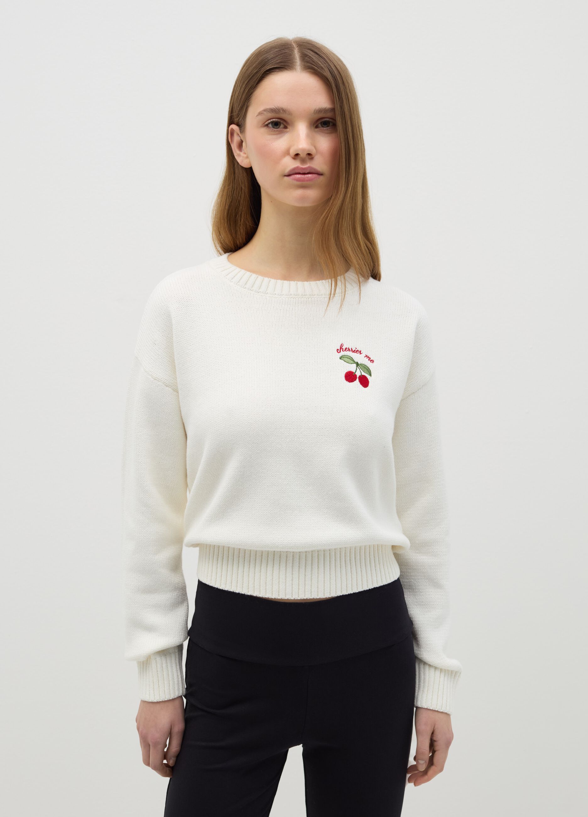 Pullover with cherries embroidery