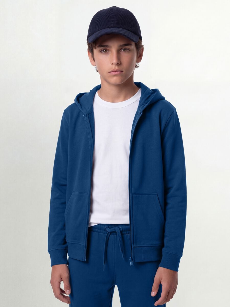 Felpa blu con cappuccio in puro cotone organico regular fit per ragazzo_0
