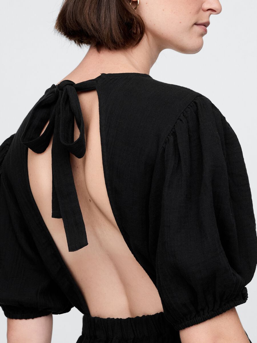 Long black dress with V-neck and open back_3