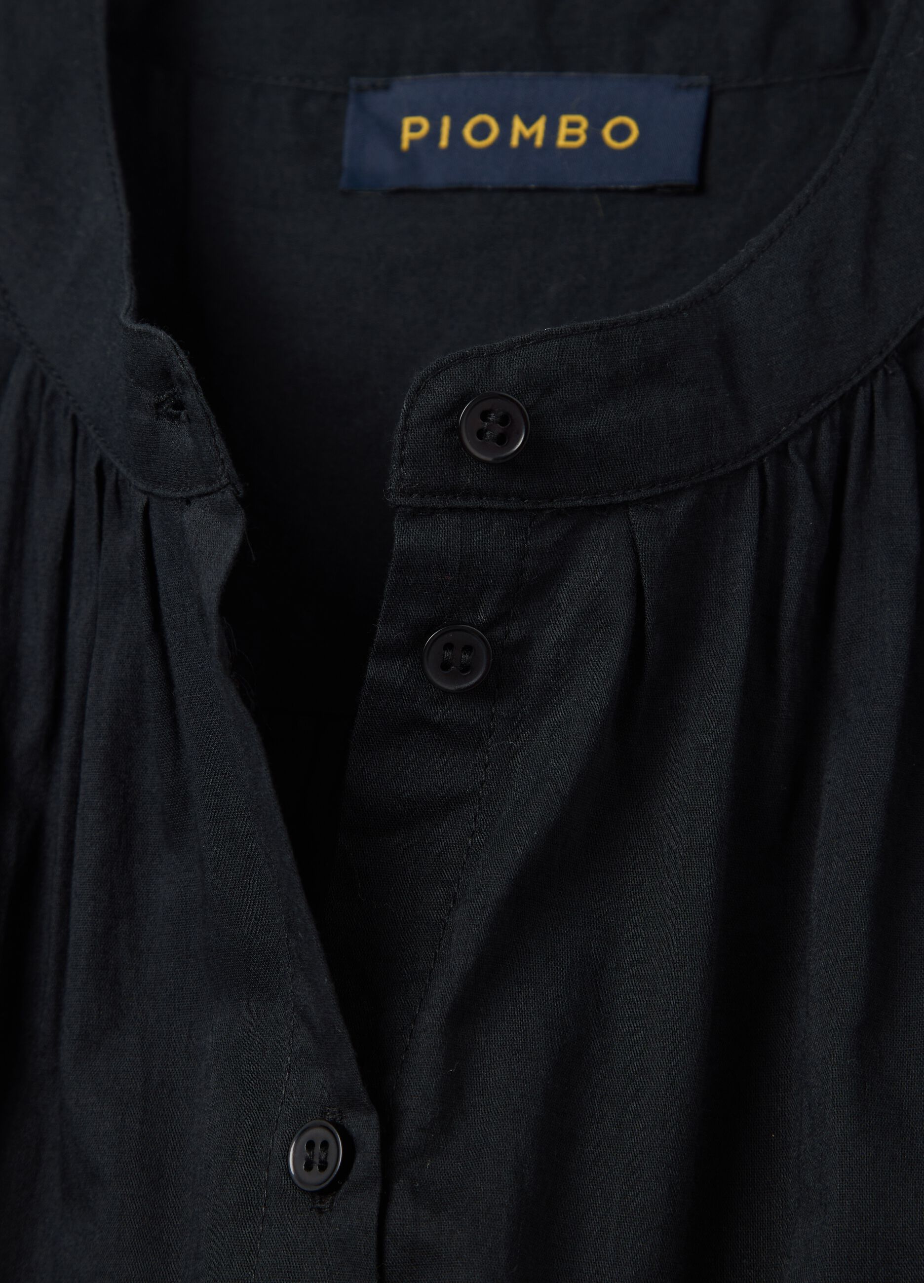 Women’s black shirt in 100% cotton with regular fit and bluff collar.