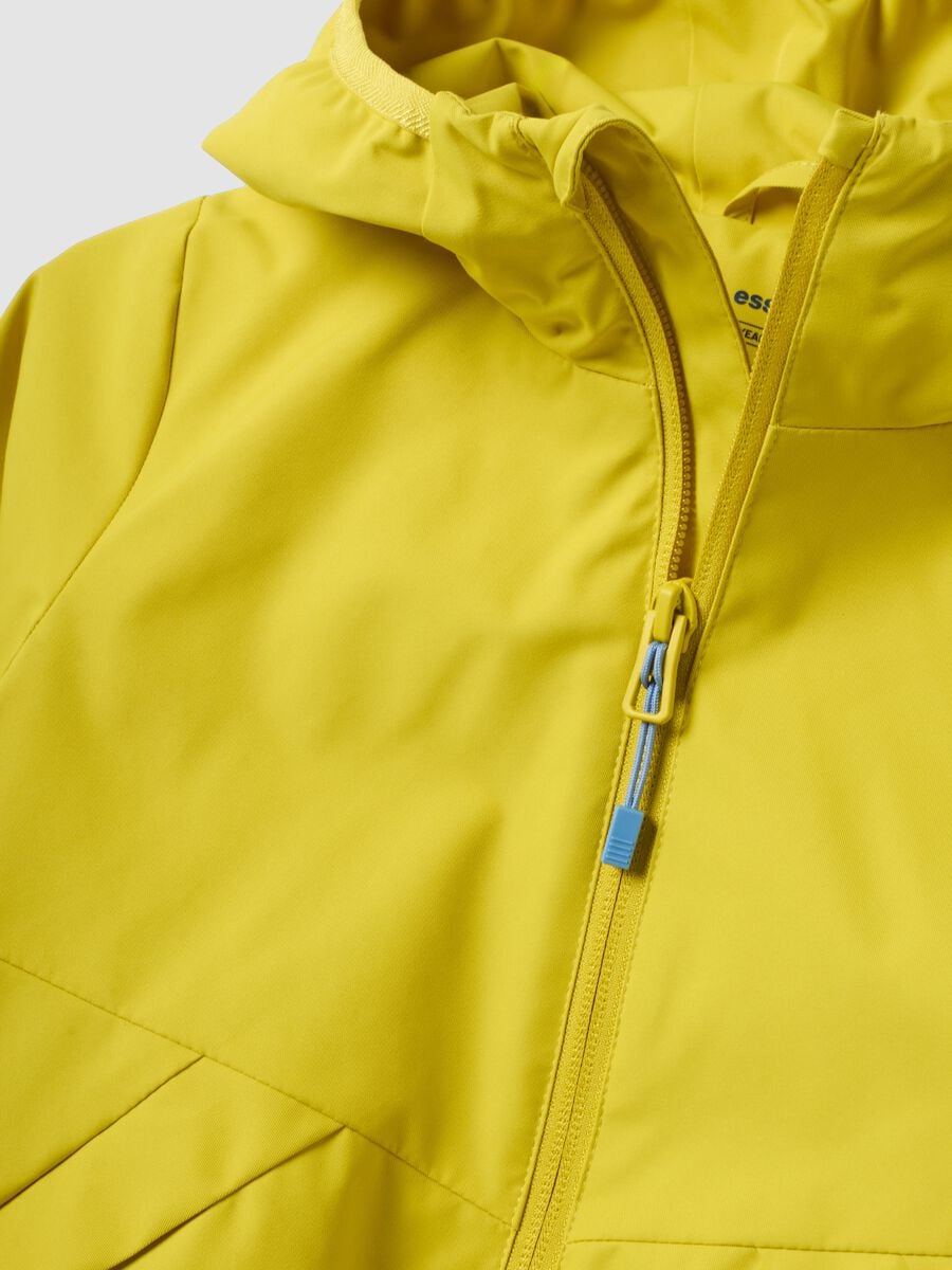 Giacca antipioggia gialla con cappuccio e zip over fit per bambino_2