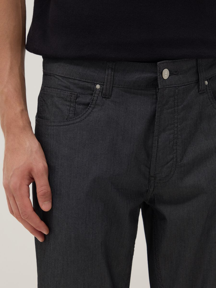 Pantaloni in cotone elasticizzato nero regular fit con cinque tasche_3