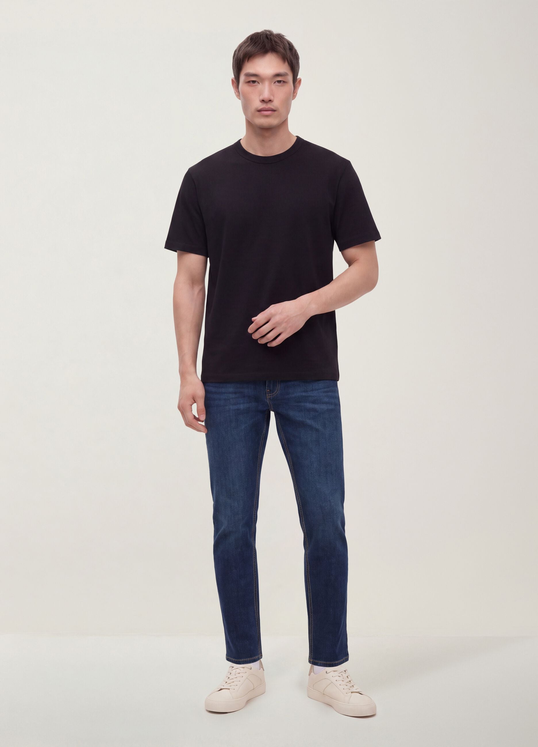 Black pure cotton crew-neck T-shirt with a relaxed fit