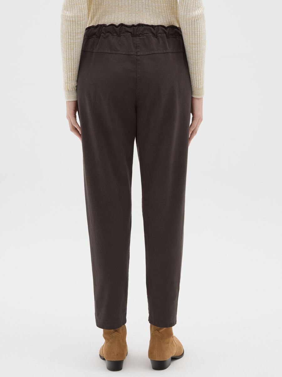 Pantaloni marroni con vita elasticizzata e coulisse_2