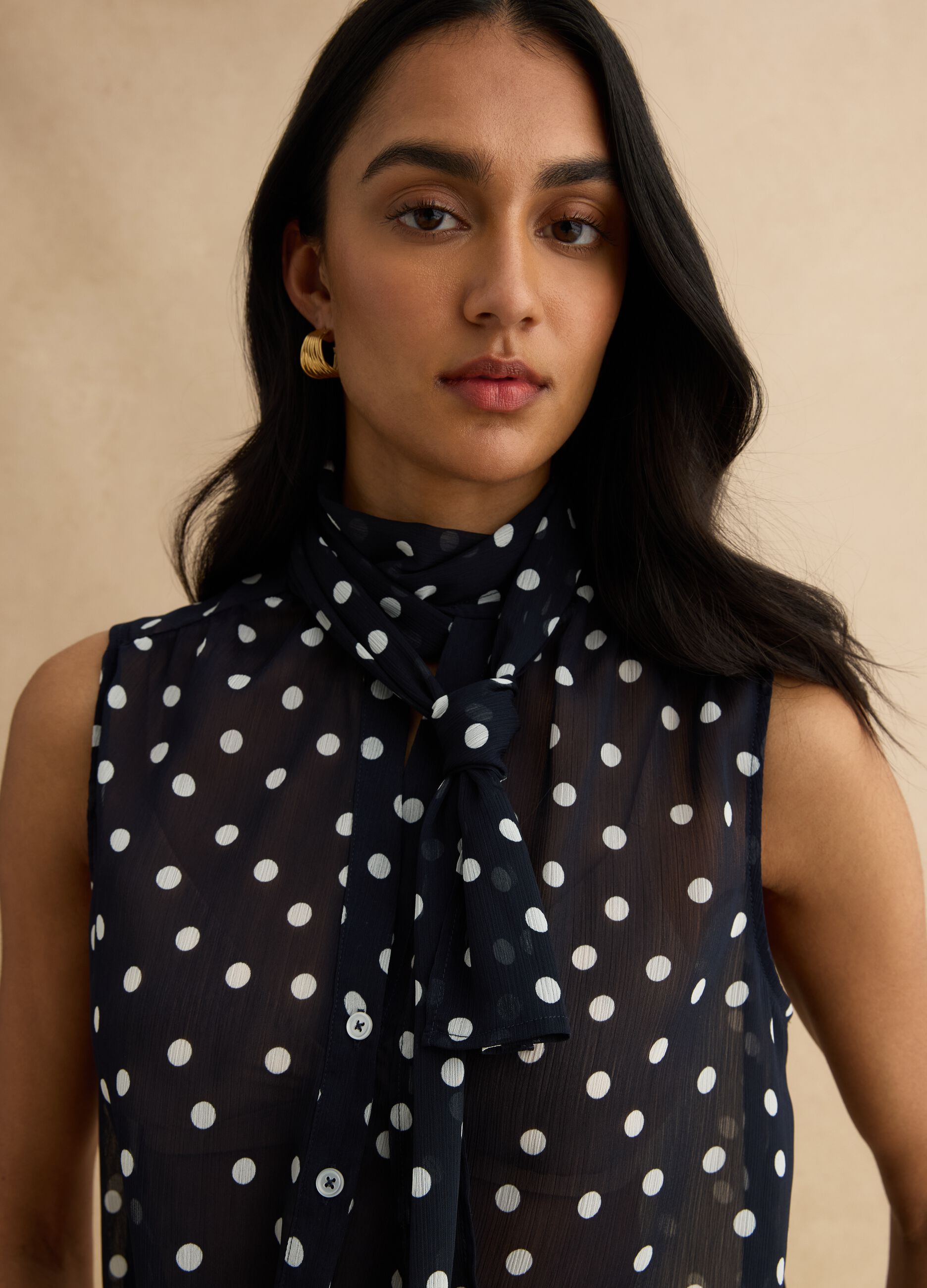 Sleeveless multicolour polka dot blouse with fancy collar, regular fit