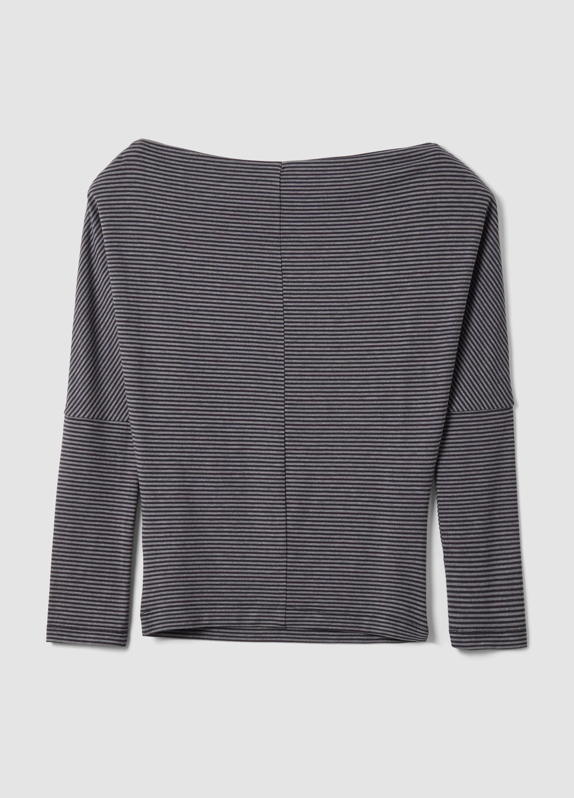 T-shirt grigia in viscosa elasticizzata con scollo a barchetta a righe