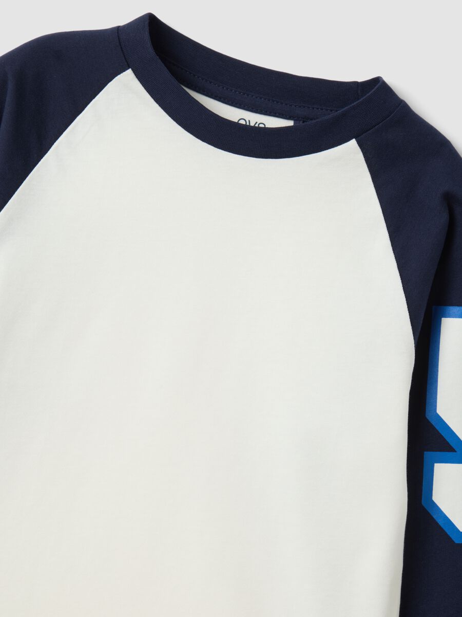 T-shirt bianca in puro cotone con girocollo e maniche raglan per bambino_2