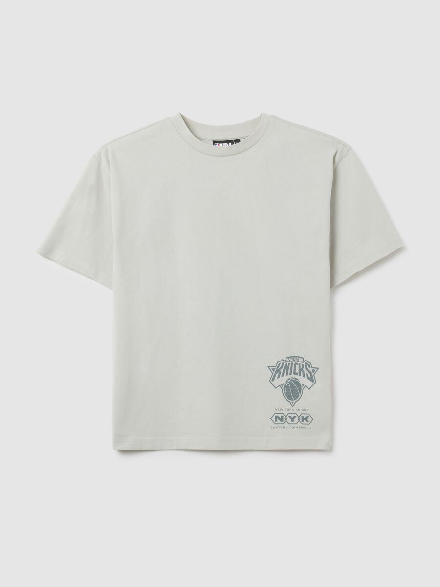 T-shirt da bambino in puro cotone grigia regular fit con stampa New York Knicks_0
