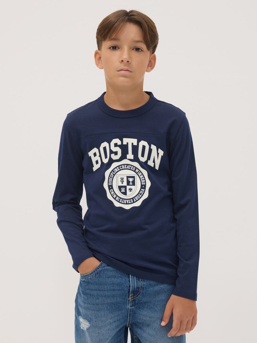 T-shirt blu in puro cotone organico con stampa college_1