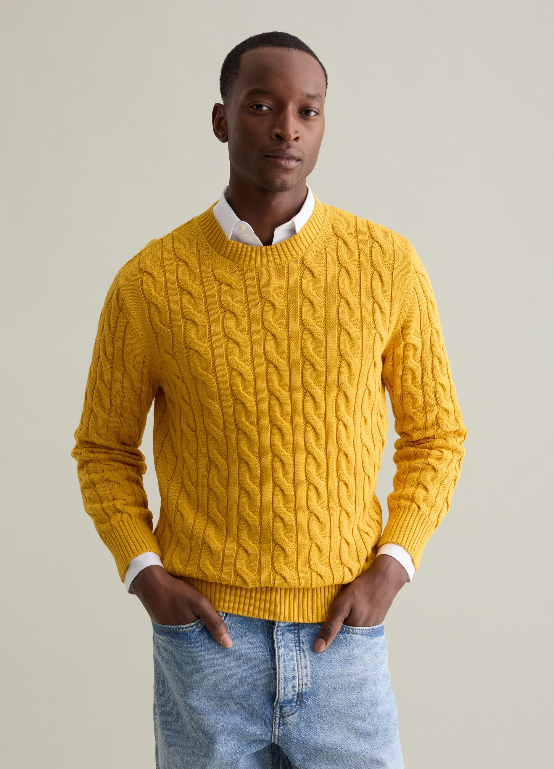 Pullover con lavorazione a treccia