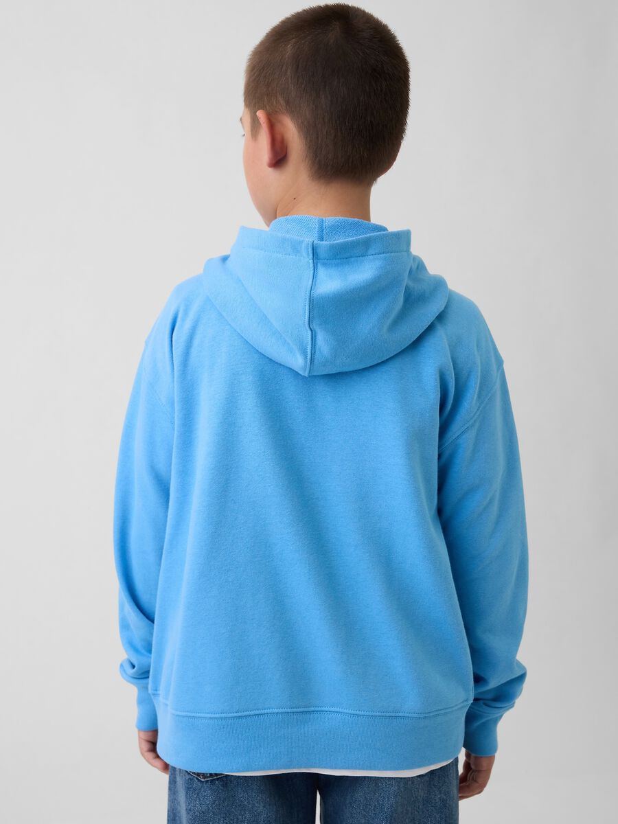 Felpa in misto cotone azzurra da bambino con logo, zip e cappuccio_2