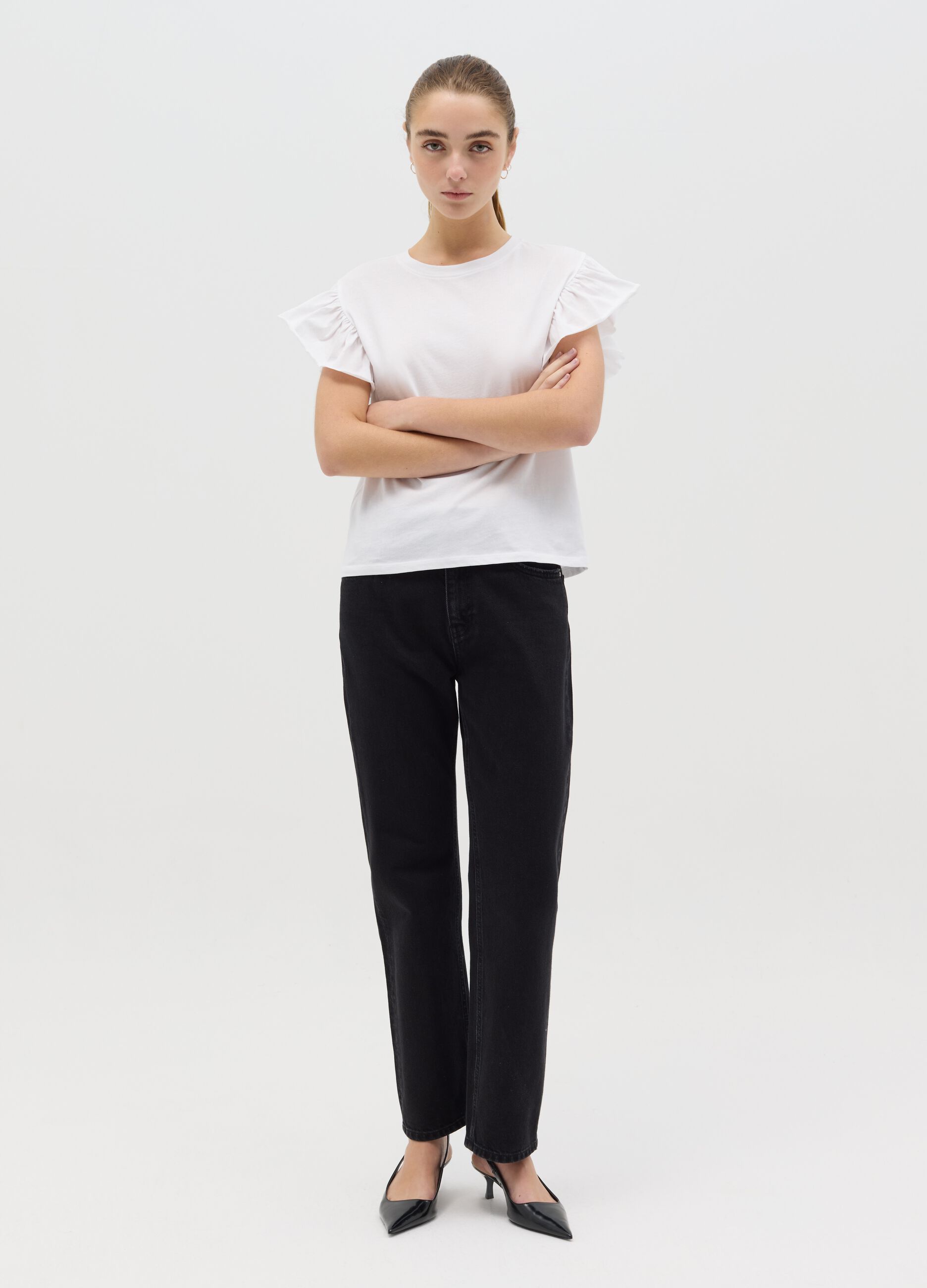 White T-shirt with short sleeves and flounce
