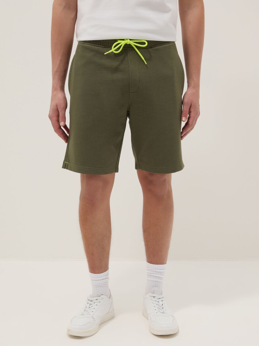 Bermuda verdi in misto cotone con vita elasticizzata_1