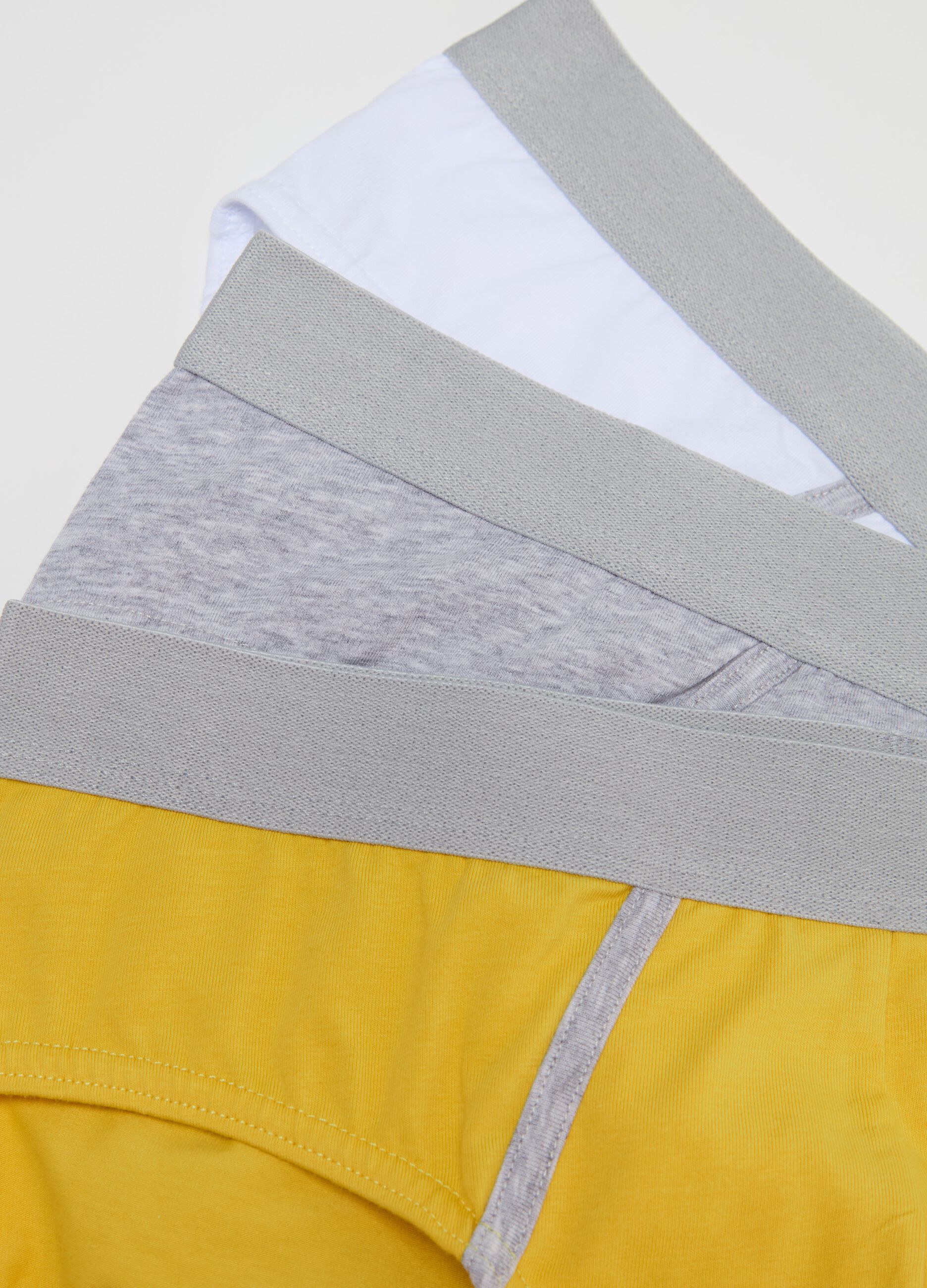 Three-pack stretch briefs with contrasting piping