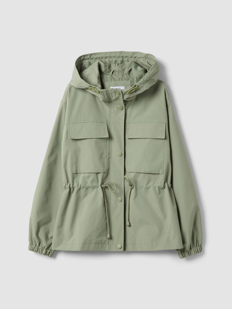 Giacca impermeabile verde regular fit con tasche e cappuccio_4