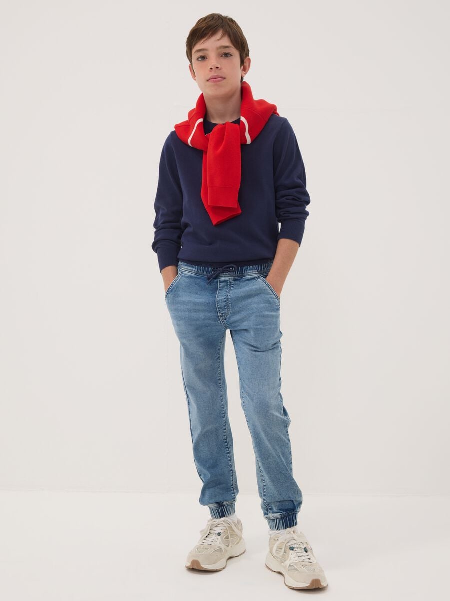Jeans jogger azzurro in cotone elasticizzato con coulisse per ragazzo_0