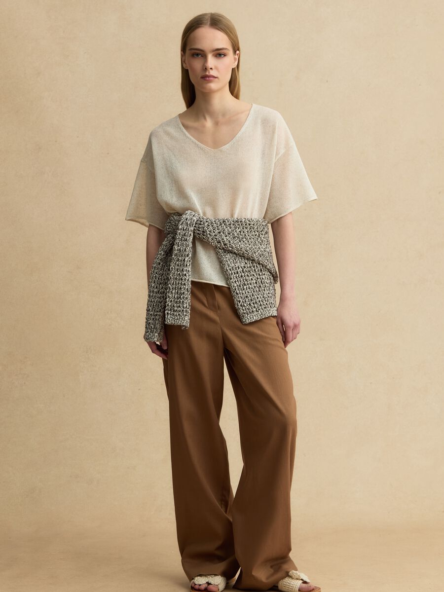 Maglia in misto lyocell e lino beige oversize fit con scollo a V_1