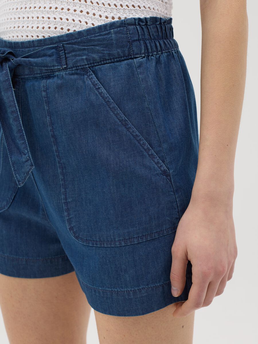 Fluid shorts in denim with bow_3